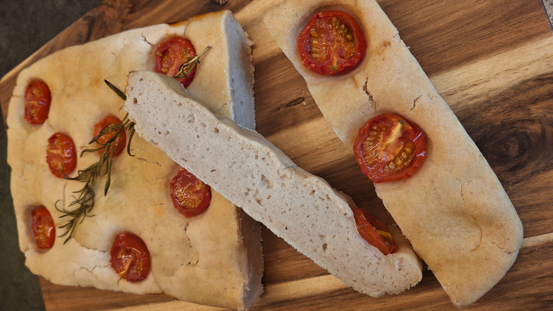Frisch gebackene Focaccia mit der KUSTURA Backmischung Pizza & mehr, goldbraun, fluffig und mit knuspriger Kruste – ideal für mediterrane Gerichte und kreative Brotvariationen.