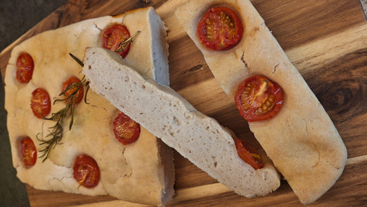 Frisch gebackene Focaccia mit der KUSTURA Backmischung Pizza & mehr, goldbraun, fluffig und mit knuspriger Kruste – ideal für mediterrane Gerichte und kreative Brotvariationen.